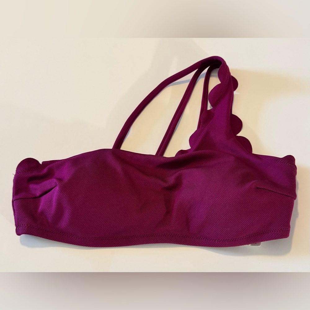 Cupshe NWOT One-Shoulder Scalloped Bikini Top